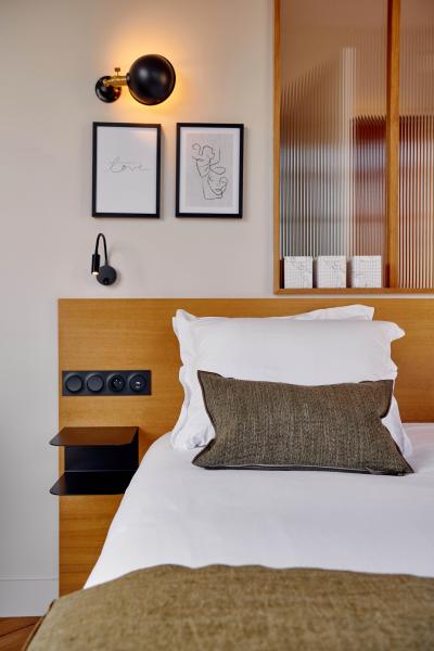 Tinah Paris - room - check in